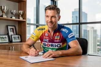 Cycliste professionnel signant un contrat de transfert pour la saison 2026 dans un bureau de management sportif