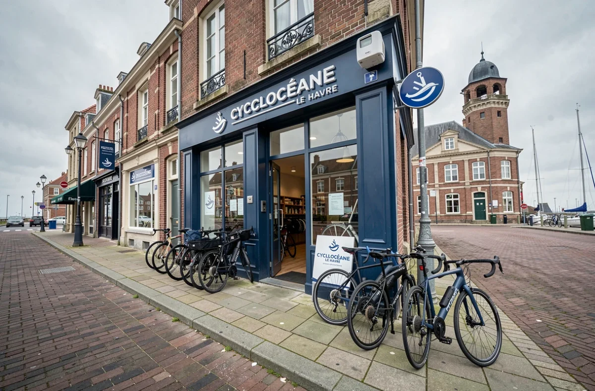 Devanture du magasin Cyclocéane au Havre avec des vélos exposés devant la boutique